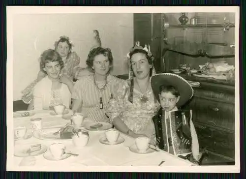 23x alte Original Nachkriegsfotos 1945-60 Familie soziales Leben Reise u.v. mehr