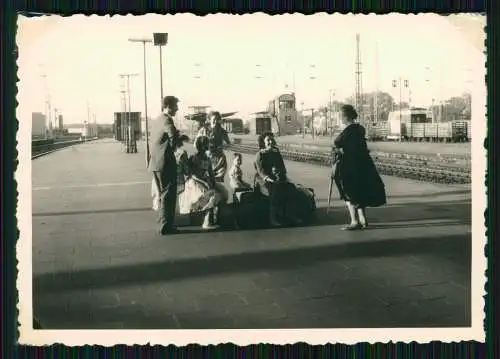 16x alte Original Nachkriegsfotos 1945-60 Familie soziales Leben Reise u.v. mehr