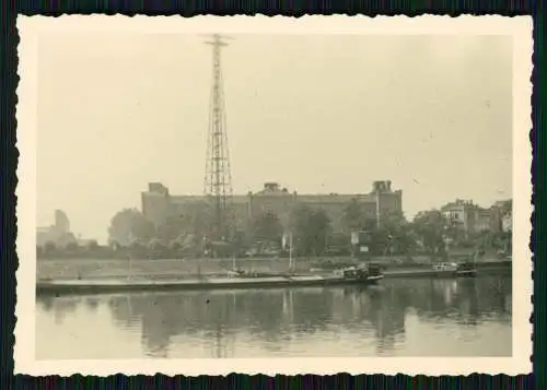 2x Foto Blick vom Rhein zur Rheinkaserne in Biebrich in Wiesbaden 1943