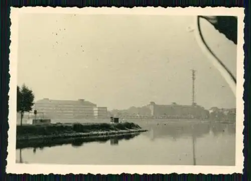 2x Foto Blick vom Rhein zur Rheinkaserne in Biebrich in Wiesbaden 1943
