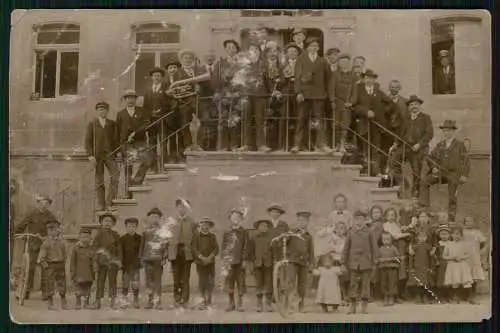 Foto AK Schüler Kinder 1905-10 mit Lehrer auf der Schulhaustreppe oder Rathaus