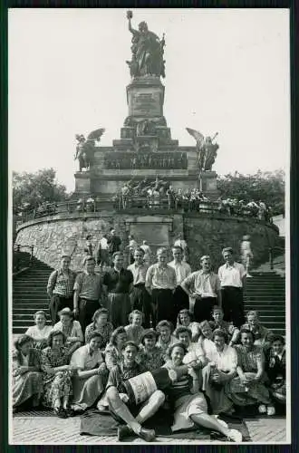 Foto AK Rüdesheim Niederwald Nationaldenkmal Gruppenfoto - Fotograf H. Rickassel