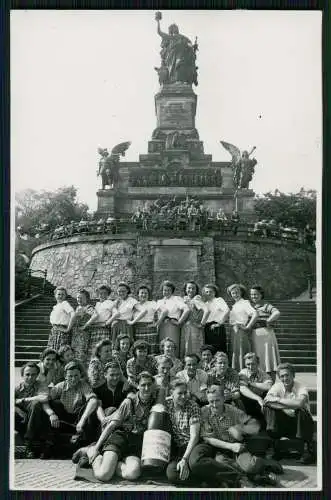 Foto AK Rüdesheim Niederwald Nationaldenkmal Gruppenfoto - Fotograf H. Rickassel