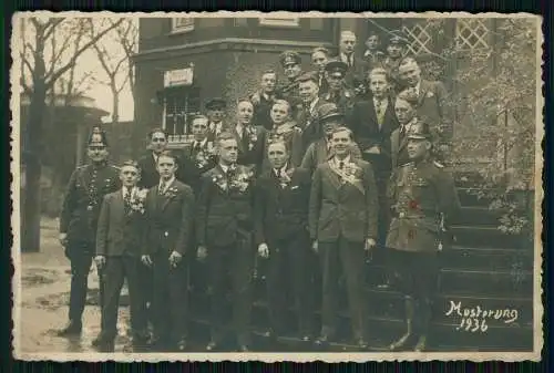 Foto AK Musterung Wehrmacht Rekruten 1936 begleitet von 2 Schutzpolizei Tschako