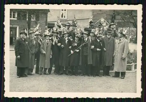 Foto AK Musterung Wehrmacht Rekruten 1936 begleitet von 2 Schutzpolizei Tschako