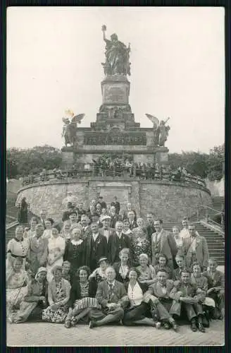 Foto AK Rüdesheim Niederwald Nationaldenkmal Gruppenfoto - Fotograf H. Rickassel