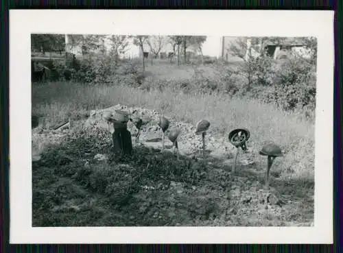 Foto Gräber Kreuze Stahlhelme v. Soldaten aus Belgien Frankreich England Holland