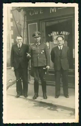 Foto Soldat in Frankreich vor Cafe Salle Au 1er mit Zivilisten  1940