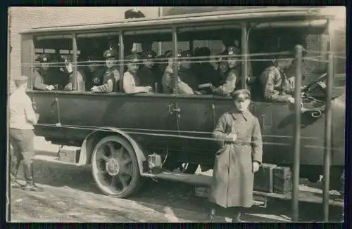 Foto AK Soldaten in Uniform im Büssing Bus Omnibus