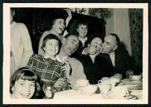 24x Foto Fröhliches Beisammensein Porträt einer Familie gemeinsames Leben Spaß..