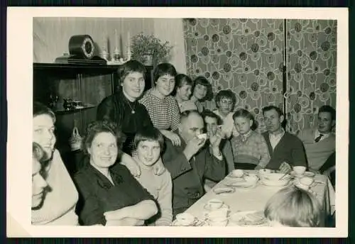 24x Foto Fröhliches Beisammensein Porträt einer Familie gemeinsames Leben Spaß..