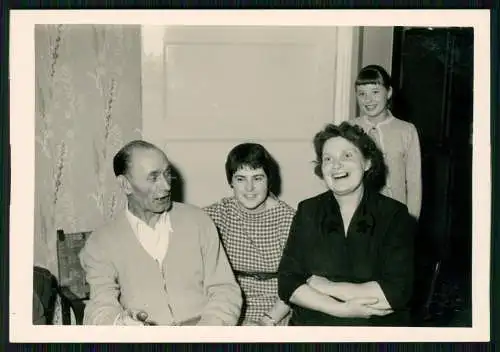24x Foto Fröhliches Beisammensein Porträt einer Familie gemeinsames Leben Spaß..