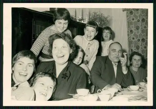 24x Foto Fröhliches Beisammensein Porträt einer Familie gemeinsames Leben Spaß..