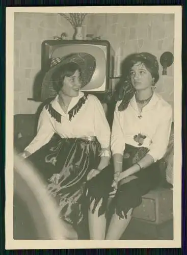 2x Foto junge Damen Mädchen verkleidet im Hintergrund Fernseher uvm.  1950-55