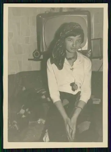 2x Foto junge Damen Mädchen verkleidet im Hintergrund Fernseher uvm.  1950-55