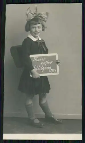 2x Foto nettes kleines Mädchen mit Tafel mein erster Schultag 1929 und 1934