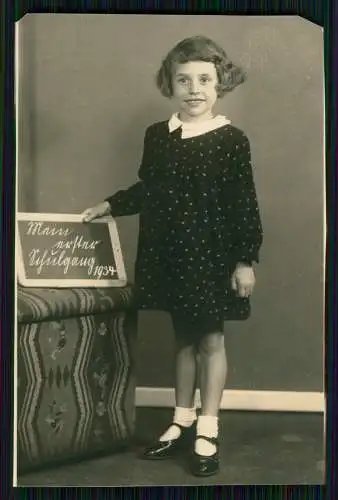 2x Foto nettes kleines Mädchen mit Tafel mein erster Schultag 1929 und 1934