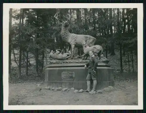 Foto Friedrichsruh Denkmal in Aumühle Junger Mann vor der Hirschgruppe 1936