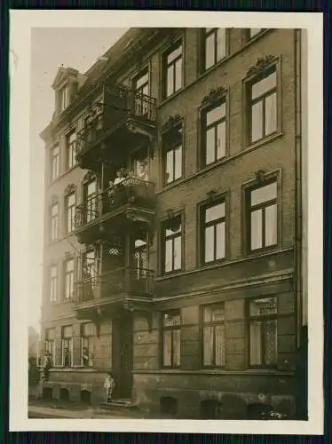 Foto AK 4 Stöckige Hausansicht Personen auf Balkon zur Straße Wo ? 1930