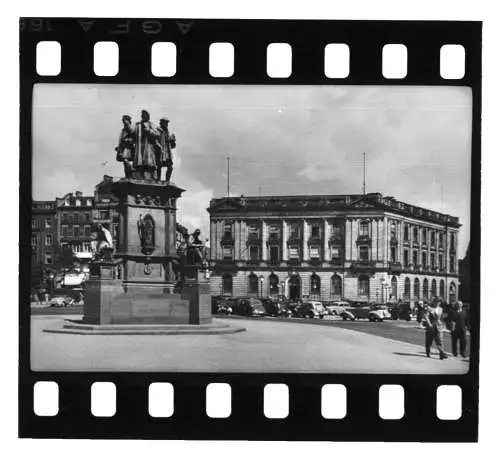 Altes Dia - Frankfurt am Main Gutenberg-Denkmal mit Passanten Autos PKW