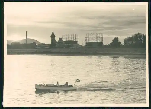 Foto 17x13cm  -  Stadtperipherie Budapest Ungarn Blick von der Donau auf Anlagen