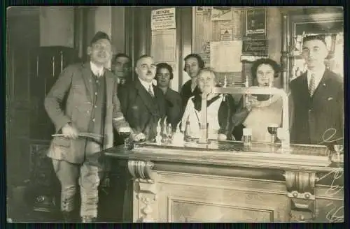 Foto AK Kult-Kneipe in Hamburg Gasthaus Personen am Tresen viel Werbung 1926