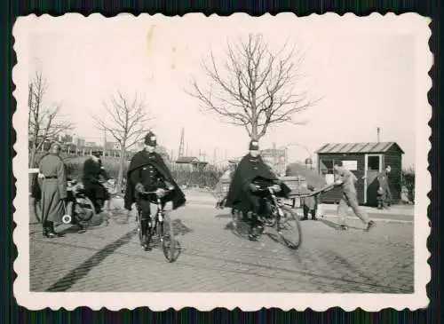 Foto Wehrmacht Polizei mit Signalkelle Grenze ? o.ä. Holland Belgien 1940