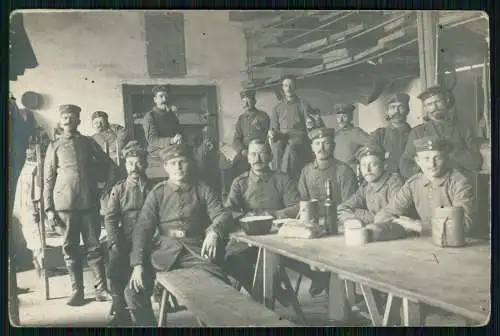 Foto AK 1. WK Soldaten an der Front Gruppe im Quartier 1916 Info Rückseite