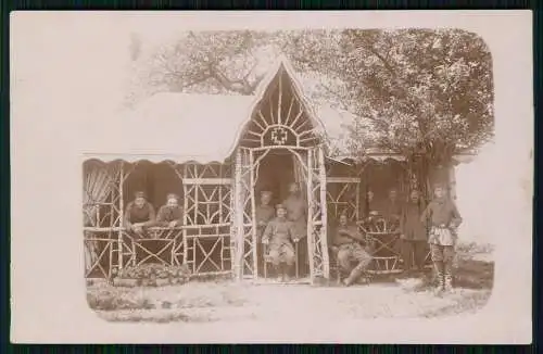 Foto AK 1. WK Soldaten Kapelle aus Birkenholz gebaut mit Eisernen Kreuz