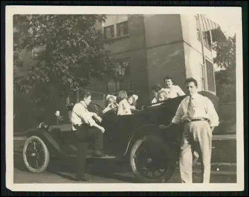 12x Foto und AK Auto Pkw Personen Portrait Gruppen Ansichten 1915-40