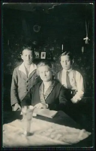 12x Foto und AK Auto Pkw Personen Portrait Gruppen Ansichten 1915-40