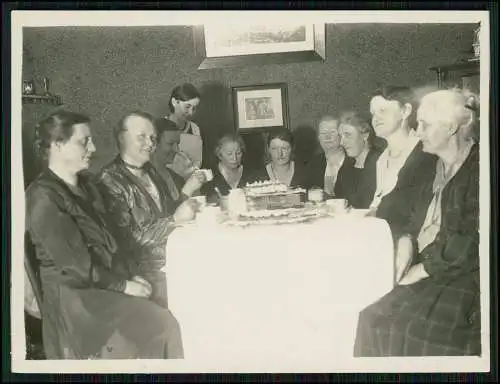 12x Foto und AK Auto Pkw Personen Portrait Gruppen Ansichten 1915-40
