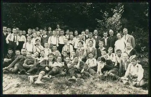 12x Foto und AK Auto Pkw Personen Portrait Gruppen Ansichten 1915-40