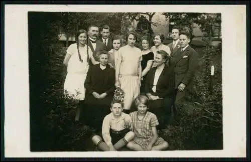 12x Foto und AK Auto Pkw Personen Portrait Gruppen Ansichten 1915-40