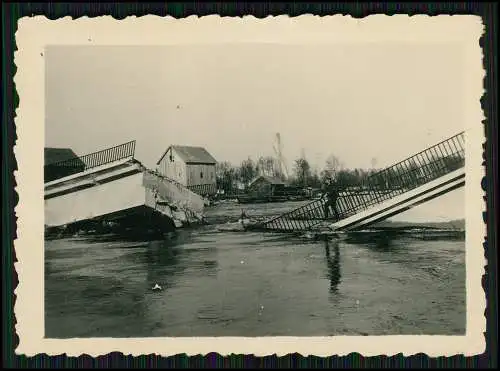 2x Foto Soldaten Wehrmacht Vormarsch Frankreich Belgien Kriegszerstörung Brücke