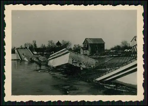 2x Foto Soldaten Wehrmacht Vormarsch Frankreich Belgien Kriegszerstörung Brücke