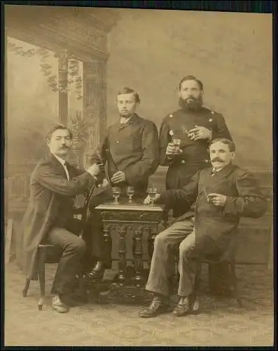 Atelier Foto 20×16cm 4 Herren Soldat Umtrunk Wein trinken gesellige Runde 1895