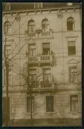 Foto AK Hausfront Partie an einem Wohnhaus mit Personen auf Balkone um 1910