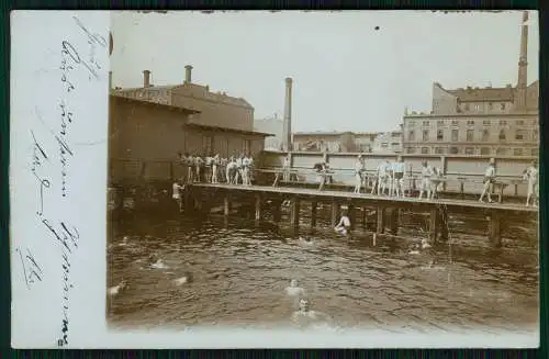 Foto AK Berlin Freibad Badeanstalt junge Männer 1911 gelaufen weitere Info Karte