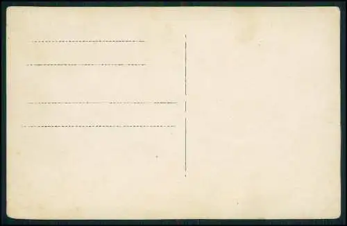 2x Foto AK Damen Mädchen mit aufwändige Stickereiarbeiten Tier Blumenmotive 1910