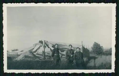 Foto Ausländische Soldaten in Uniform Tarnung Zelte oder ähnlich