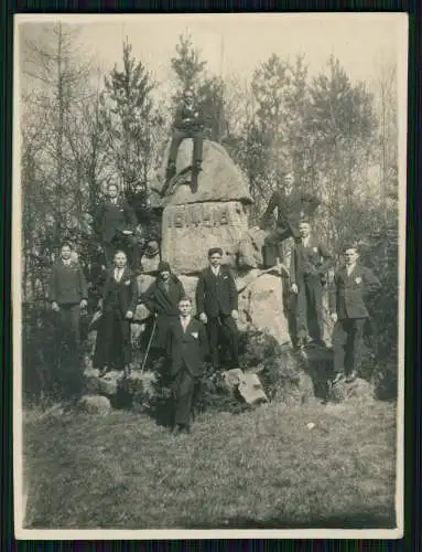 Foto Junge Männer vor auf Denkmal für die im Weltkriege 1914-18 gefallene 1936