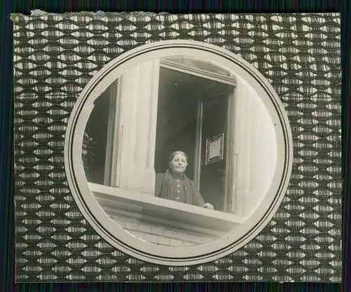 Stuttgart-West Traubenstraße 6 1. Stock Frau Marxer schaut aus dem Fenster 1913