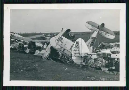 Foto Flugplatz in Minsk Weißrussland zerstörte Flugzeuge Aircraft am Boden 1943