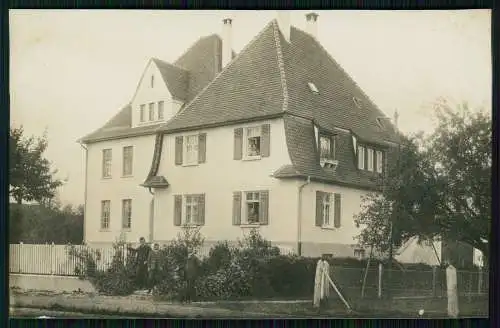 Foto AK Laupheim in Oberschwaben, Straßenpartie Hausansicht mit Anwohner 1935