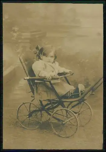 Foto Kleinkind im Kinderwagen Hohlrohgestell mit Hartgummireifen 1897