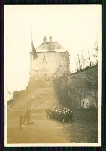 Foto Junge Jungs Kurze Hose Ansichten Aufstellung vor Festung oder ähnlich