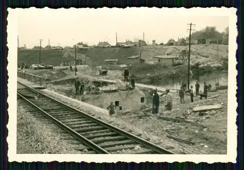 2x Foto Soldaten Belgien Frankreich Kriegszerstörung Bunker Shelter Brücke uvm.