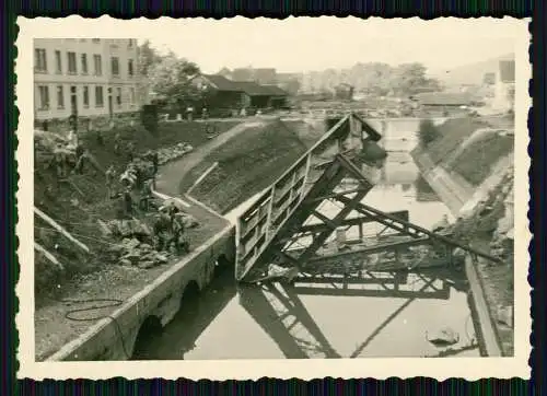 2x Foto Soldaten Belgien Frankreich Kriegszerstörung Bunker Shelter Brücke uvm.