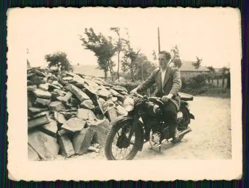 Foto Junger Mann mit Motorrad Krad